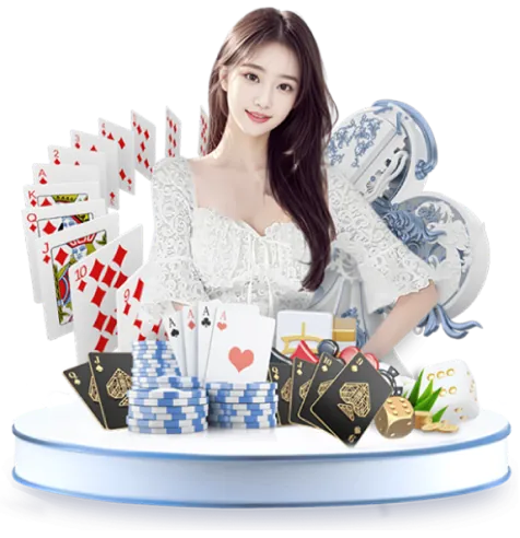 Hai chú gà chọi đang thi đấu trên sàn đấu